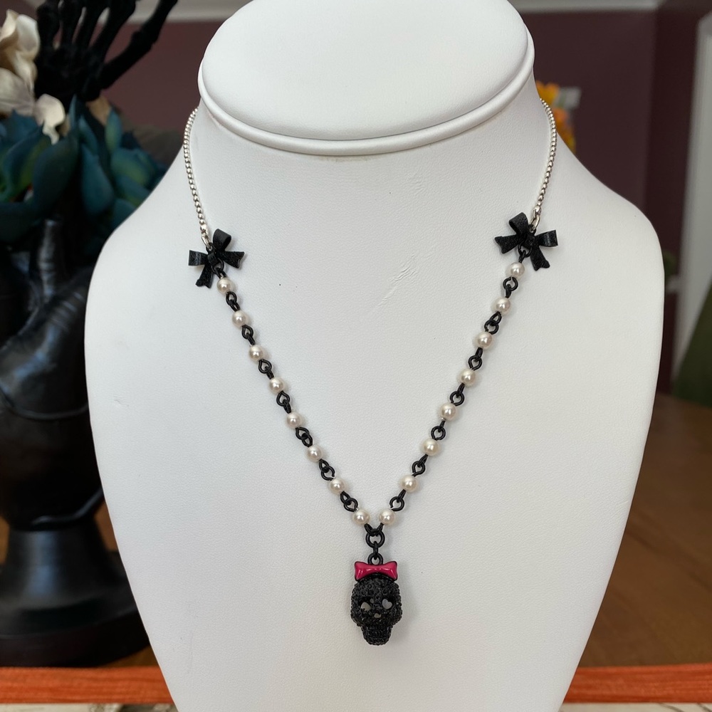💀 Rare. Retired. Hard to find Betsey Johnson Black Skull with Pink Bow Necklace